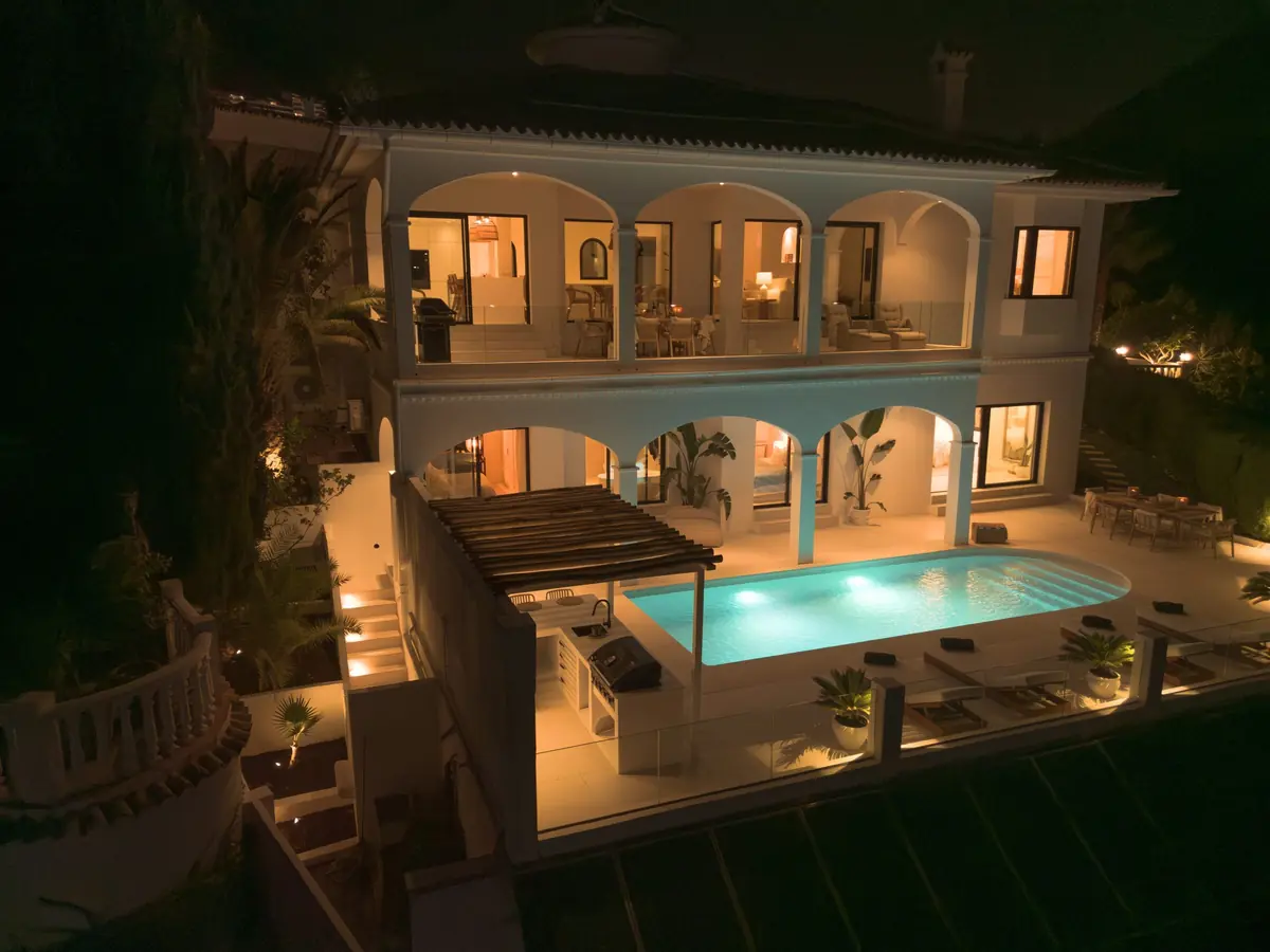 Villa Zentosa at night, the pool and the arches lit